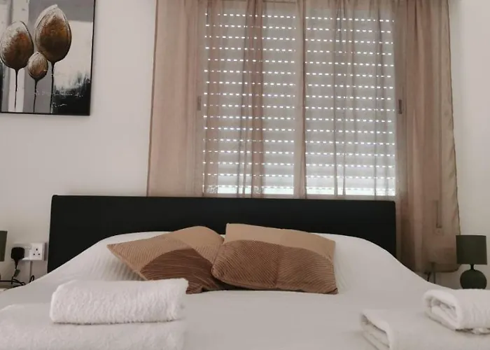 Charming 2 Bdr Free Parking & Wi-fi Lägenhet