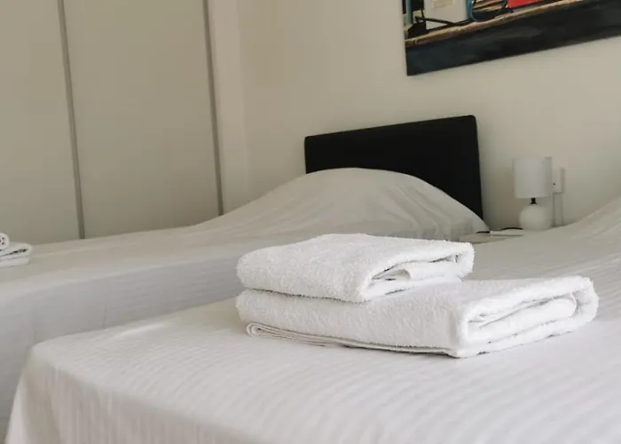 Charming 2 Bdr Free Parking & Wi-fi Lägenhet